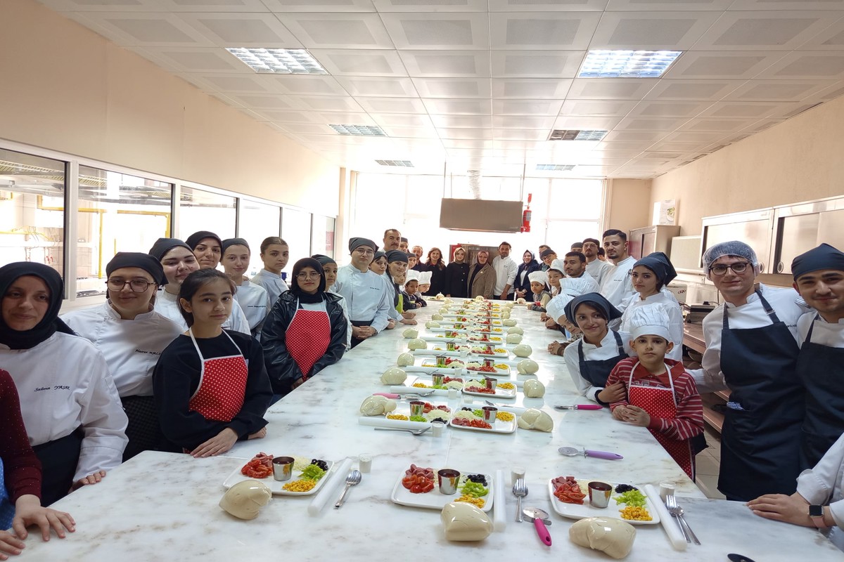 23 Nisan Ve Turizm Haftasını Geleneksel “Minik Şefler Mutfakta” Etkinliğimiz Kapsamında Çocuk Evleri Sitesinden Gelen Çocuklarımızla Kutladık