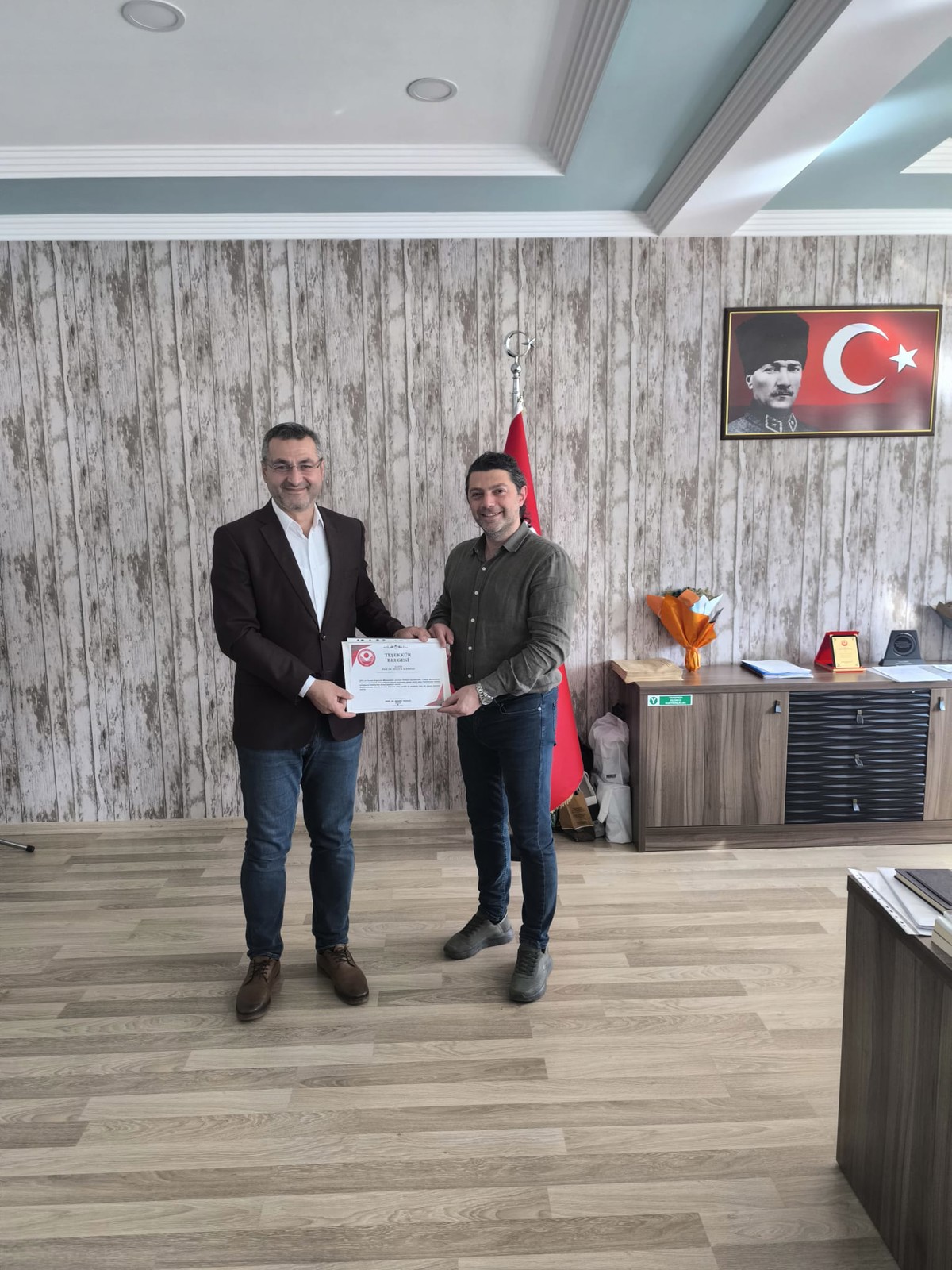 Prof. Dr. Selçuk ALEMDAĞ’a teşekkür belgesi takdim edildi.