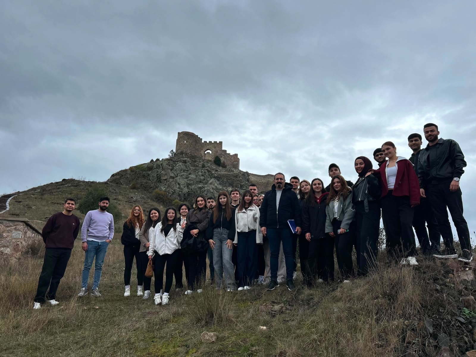 Gümüşhane Üniversitesi Turizm Rehberliği Öğrencileri Kov Kalesi ve Satala Antik Kenti’nde Saha Uygulaması Gerçekleştirdi