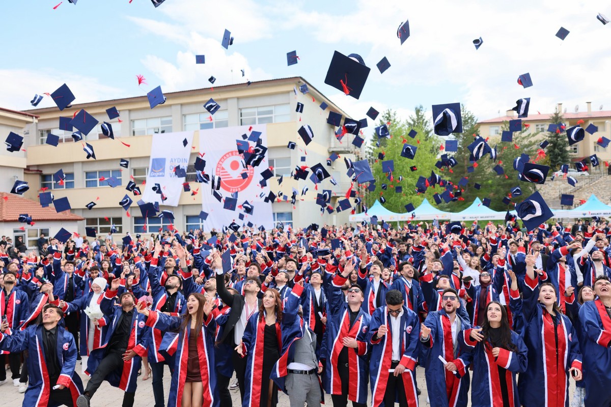 GÜMÜŞHANE ÜNİVERSİTESİ KELKİT YERLEŞKESİNDE 2025-2026 EĞİTİM-ÖĞRETİM YILI MEZUNİYET COŞKUSU